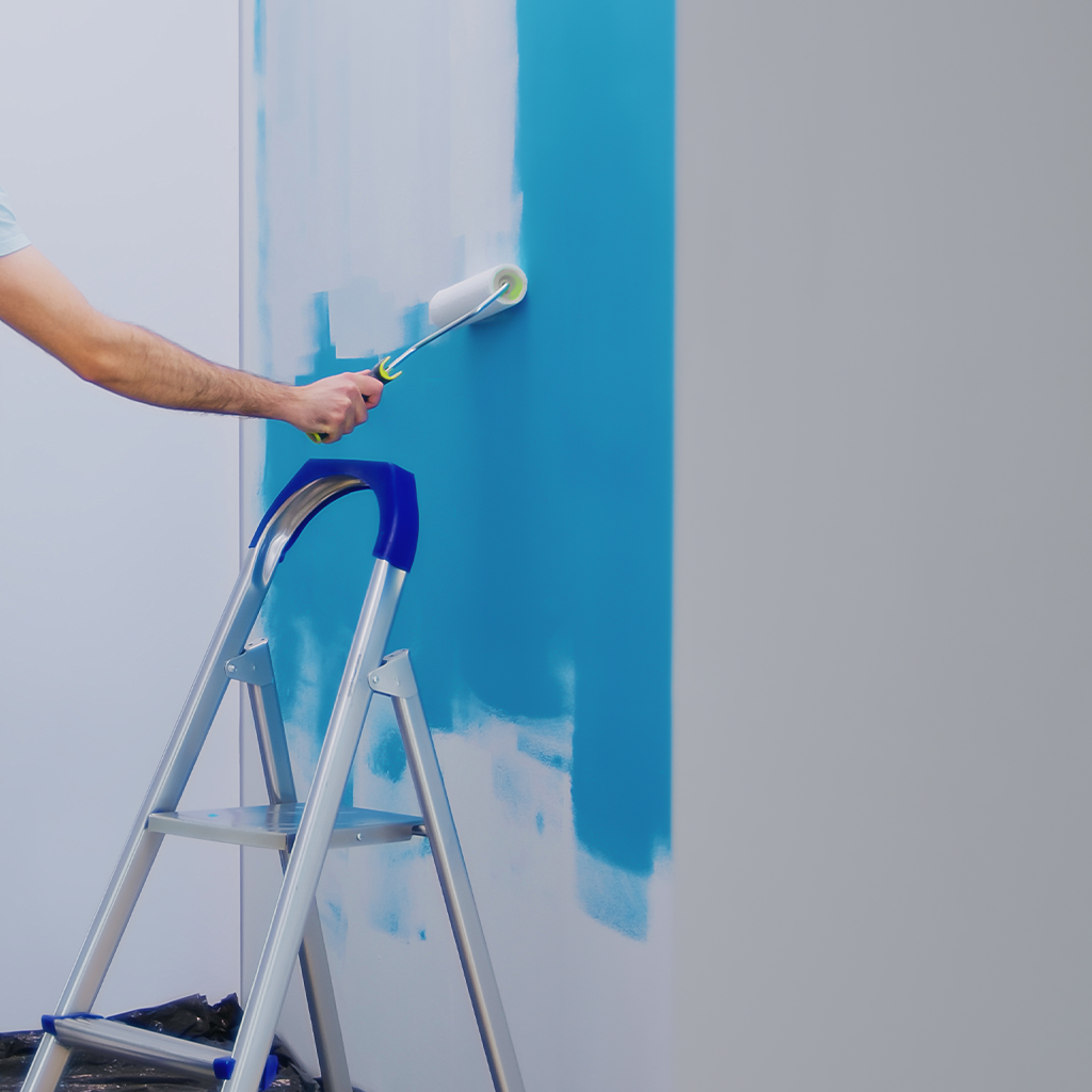 Домашен майстор боядисва стена и поправя малки пукнатини в дома