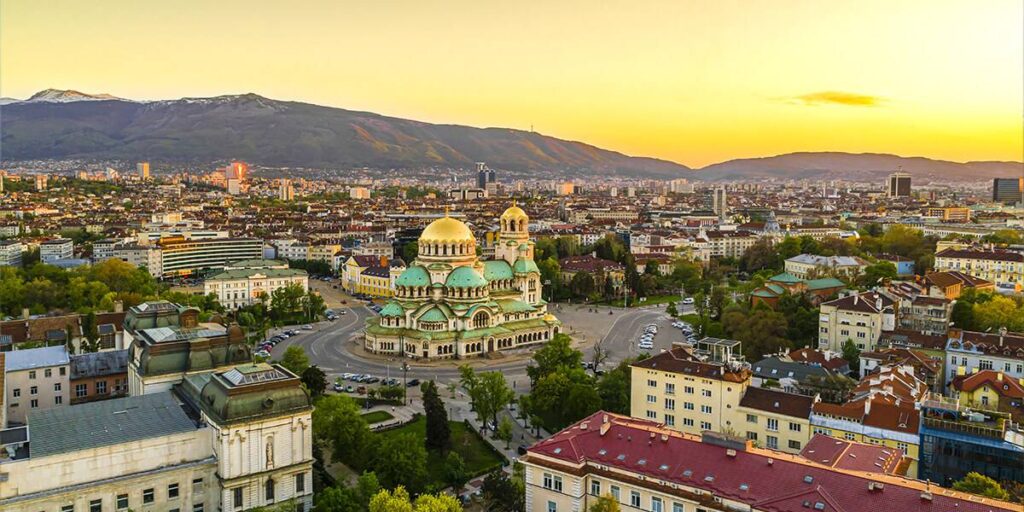 Панорама на София с Витоша на заден план – ние предлагаме монтажи, електро, ВиК и освежаване на дома.